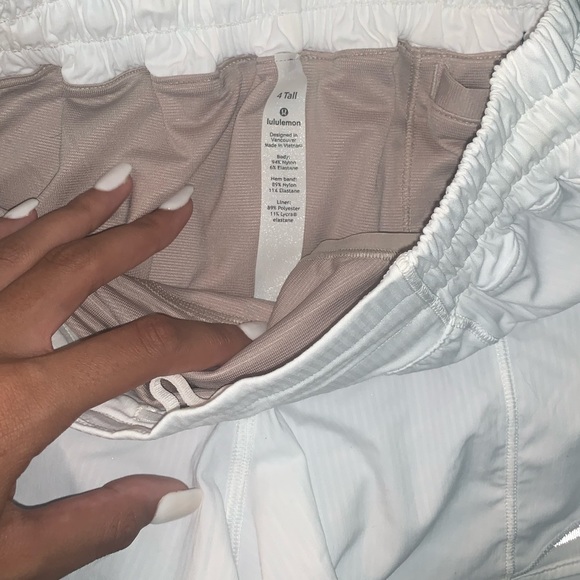 white lululemon short! hotty hot shorts, brand new - Picture 4 of 4